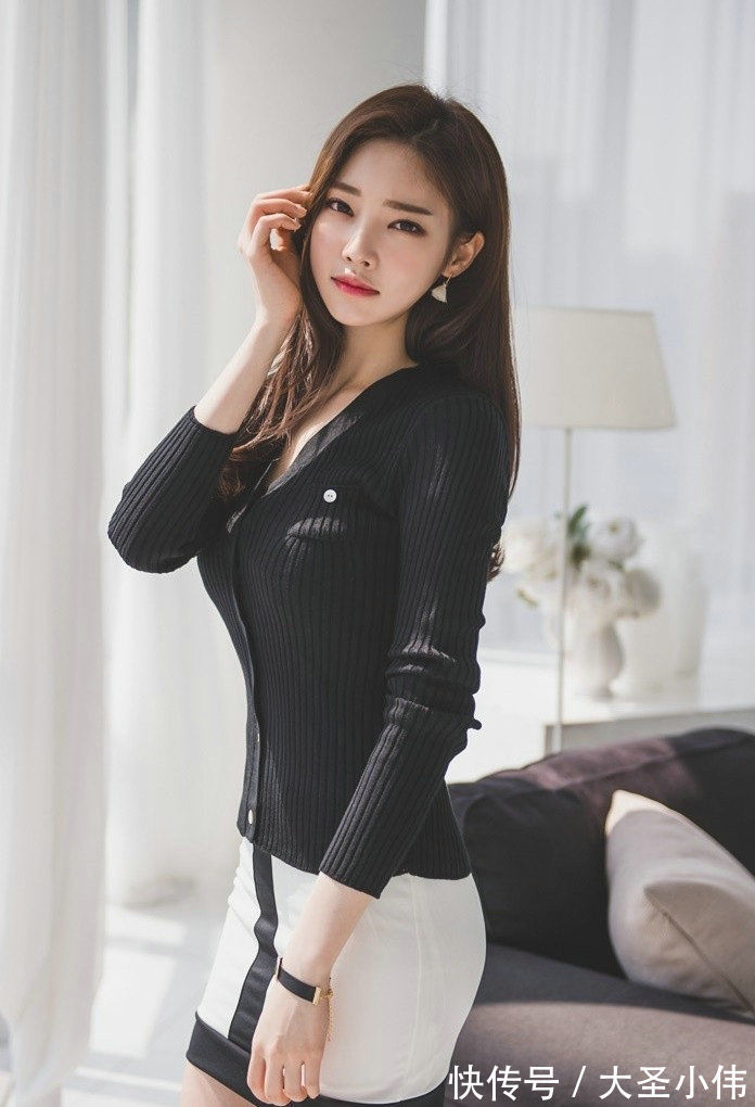 连衣裙|美女街拍:黑白拼接的连衣裙时尚吸睛,外搭一件黑色针织开衫,很是休闲时尚