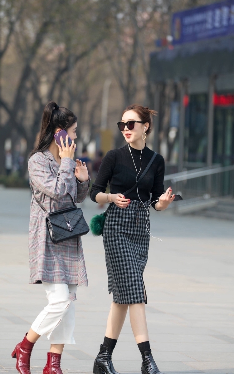 街拍|街拍：美女一身黑白色的搭配，低调中透漏着浑然天成的气质！