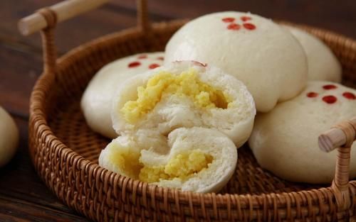 早餐喜欢吃的奶黄包,光滑松软,奶香浓郁,一次发酵省时间