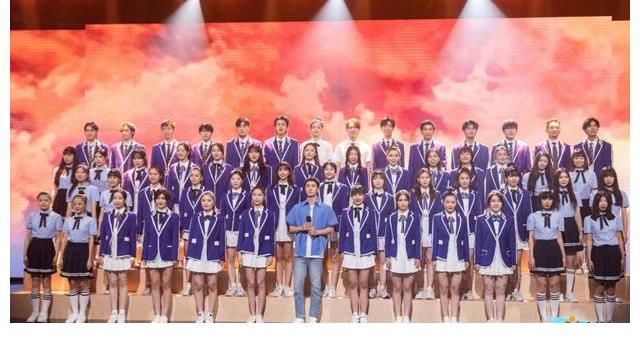 王一博湖南卫视毕业礼舞台领唱《干杯》