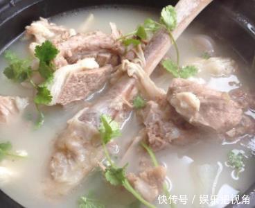  炖羊肉时，最忌加“2香2酸”，大厨只加这4样，羊肉软烂无膻味