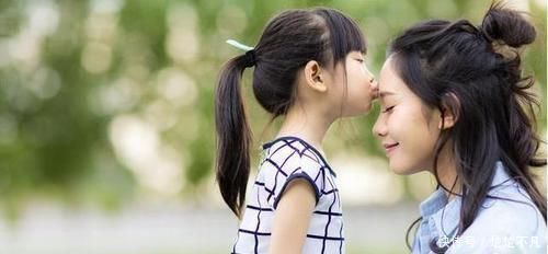 妈妈|7岁双胞胎出生后就未穿过衣服,邻居上门质问,宝妈含泪说出原因