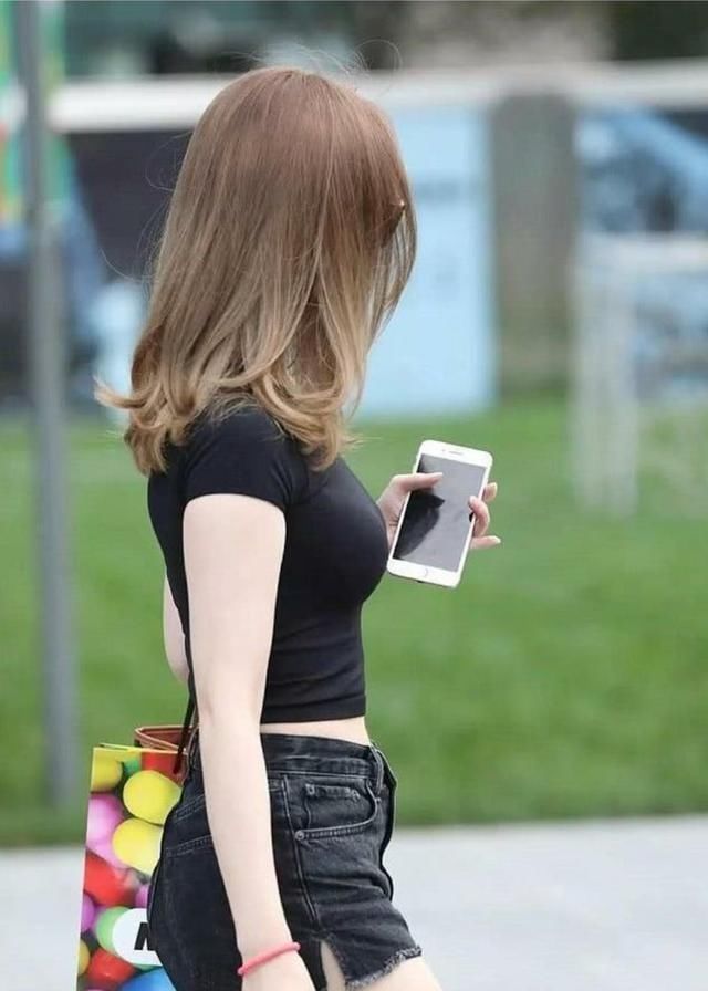 两种颜色的t恤,让两位小姐姐穿出了一样的性感