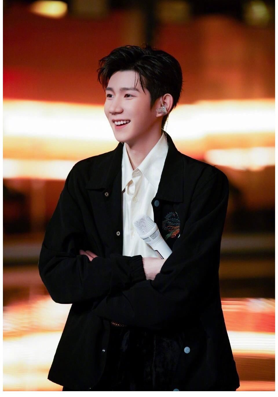 王源沸腾之夜彩排照舞台上闪耀…