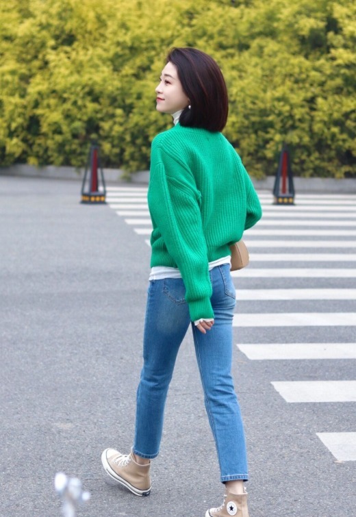 下图 今年流行“毛衣+牛仔裤”,不光保暖舒适,普通人穿了简约又洋气