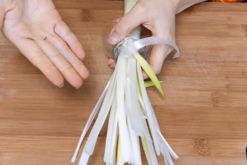 每次洗衣服时滴一滴它，不用搓就能干净如新，可惜知道的人不多