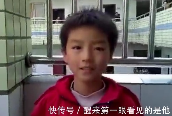 sing尼格买提也关注王俊凯的童年，在他面前提新加坡的梗，粉丝也补刀