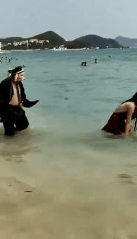 |搞笑笑话,动图:这是什么迷惑行为?