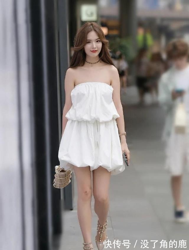 露肩|小姐姐穿着一袭白色连衣裙惊艳众人,优美大气,尽显傲人身材