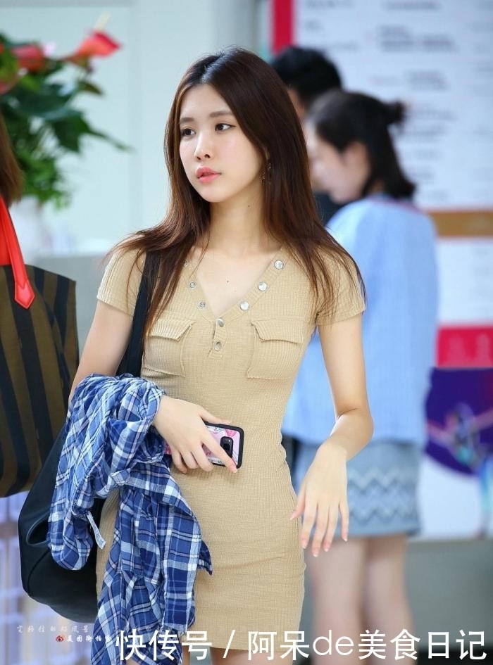 小姐姐|街拍: 20岁的年龄却有着30岁的丰韵, 小姐姐不简单