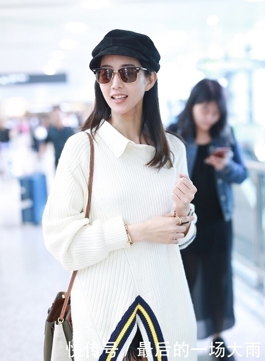 张钧甯真是与众不同,简单穿长款针织衫配短裤,气场太强堪比超模