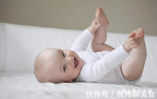 反射性|翻身是发育里的宝宝大动作,到这个月龄如果还不会,父母要重视了