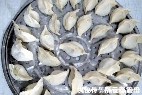 韭菜|秋天吃饺子，韭菜萝卜靠边站，我家常用这菜包饺子，鲜又嫩还多汁