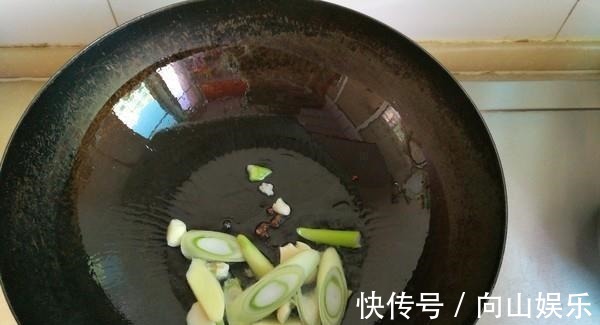 煮鱼时加上一点“它”，鱼肉不腥汤汁更香，还有很多人都不知道！