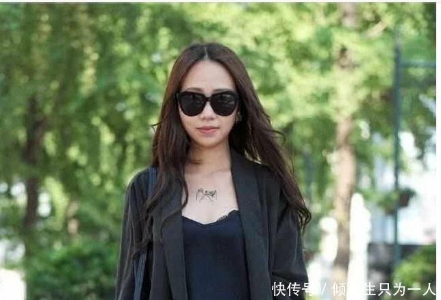 街拍：女孩儿穿一字肩上衣搭宽版牛仔裤，简约搭配让气质更加优雅