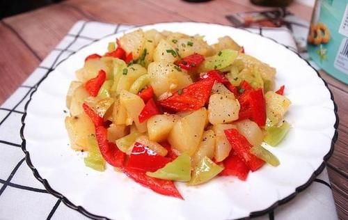 土豆新吃法先煎后炒，外酥里嫩，鲜香美味，好吃到停不下来