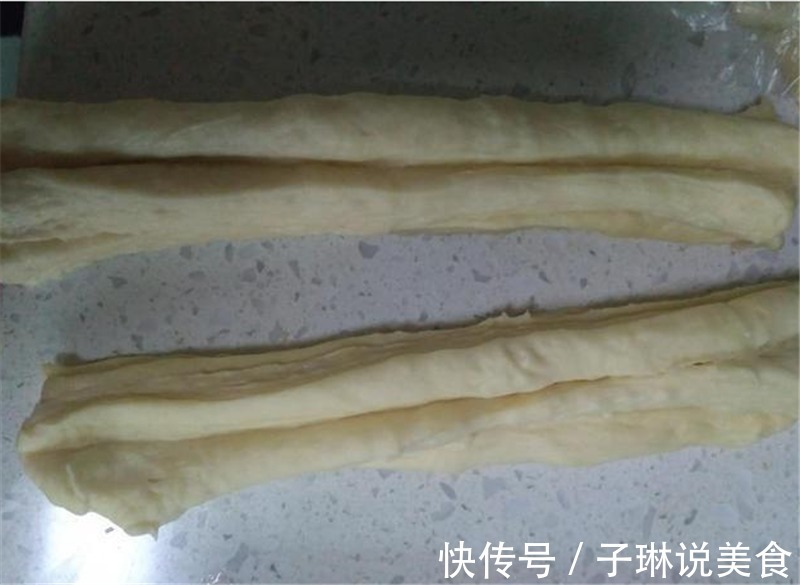 自己在家就能做油条,香酥脆软,两根不够吃!