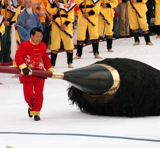 六人|男子写巨型书法,百斤墨水一次挥霍完,一个印章还需要六人扛动