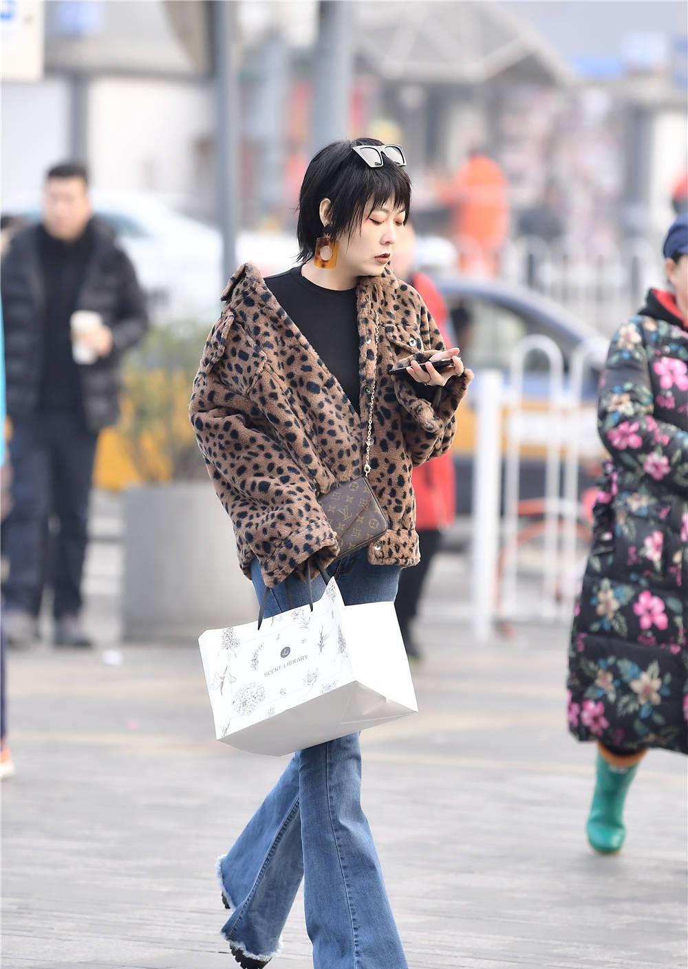 身材 毛边裤脚喇叭牛仔裤, 搭配粗跟厚底鞋, 豹纹短款外套, 有点野性