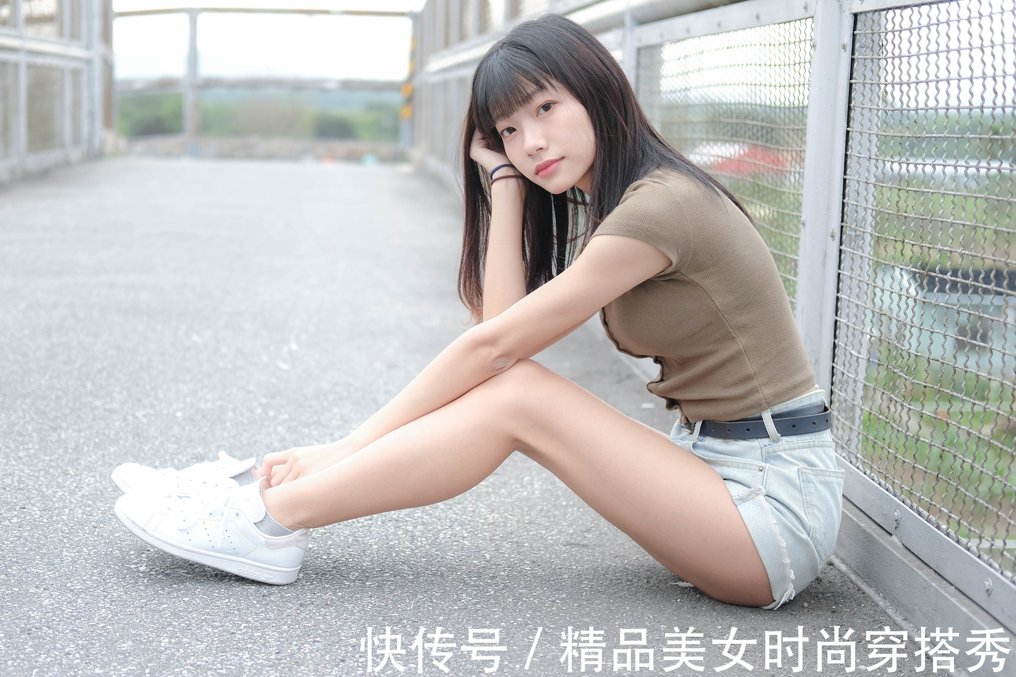 搭配|水洗白的牛仔裤上身搭配一件短袖针织小衫，夏日里穿着清爽舒适