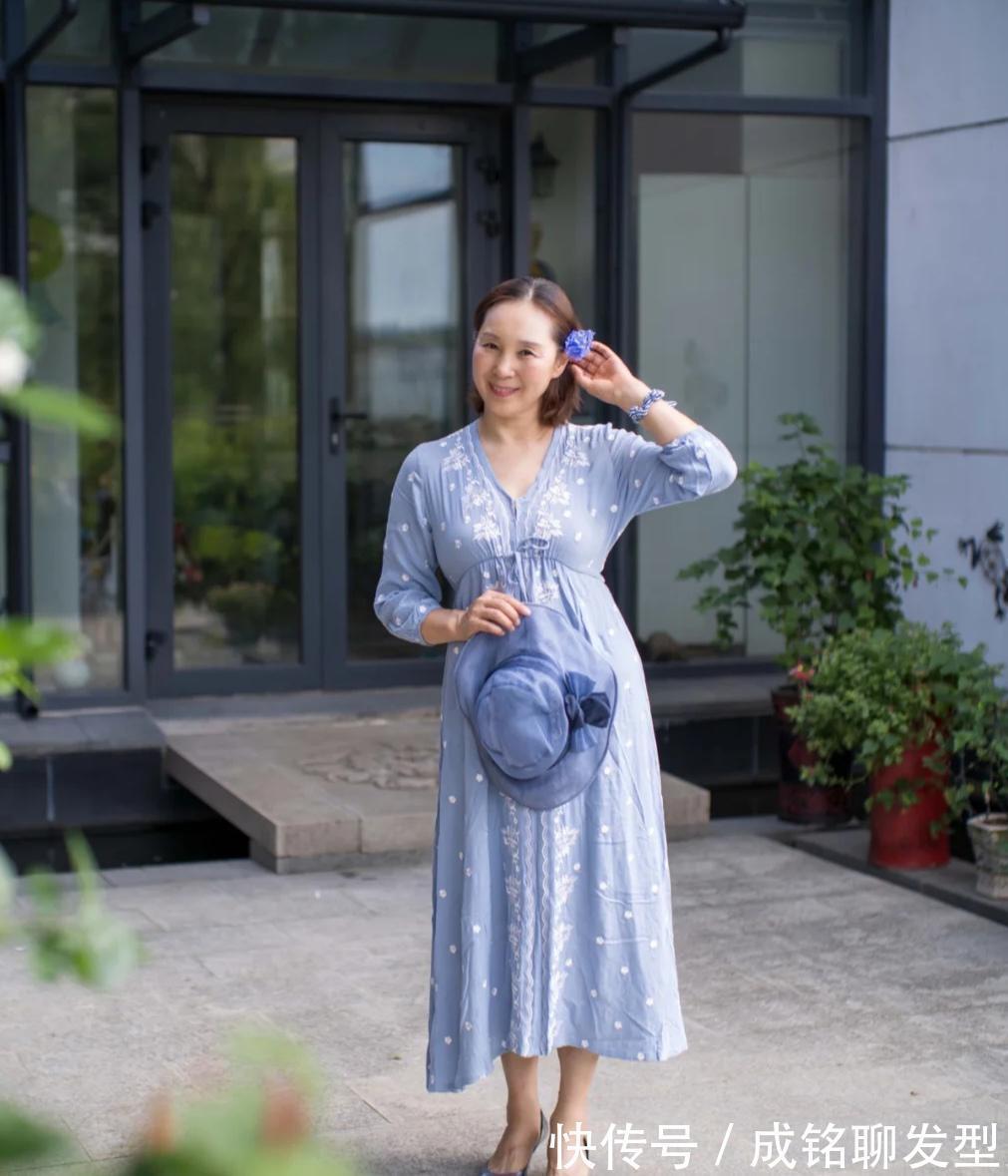 色彩|这位65岁奶奶的穿搭真养眼,端庄优雅不做作,时尚感不输年轻人