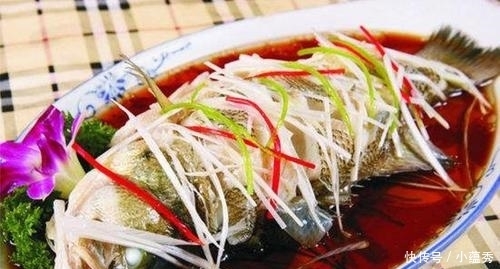 蒸鱼时,有人放盐也有人放酱油,酒店大厨:都错了!难怪鱼肉不鲜