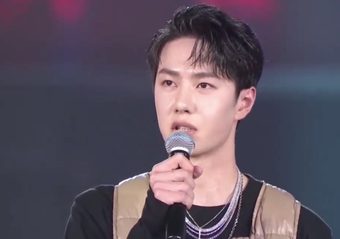 23岁王一博法令纹重、脸垮明显,他的颜值还能撑几年?