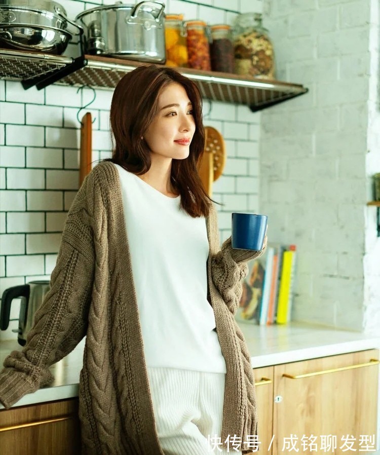 柔美感|女人可以不漂亮但要懂打扮,年过四十多穿这四款外套,时髦又有范