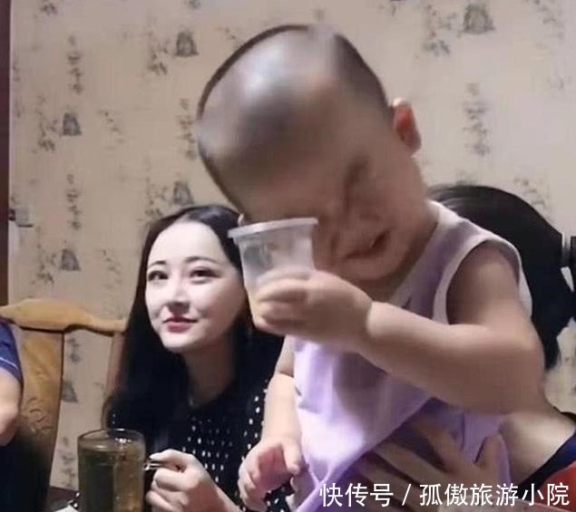 长大|果汁被萌娃喝出红酒范,逗翻在场众人,孩子长大后肯定拿奥斯卡
