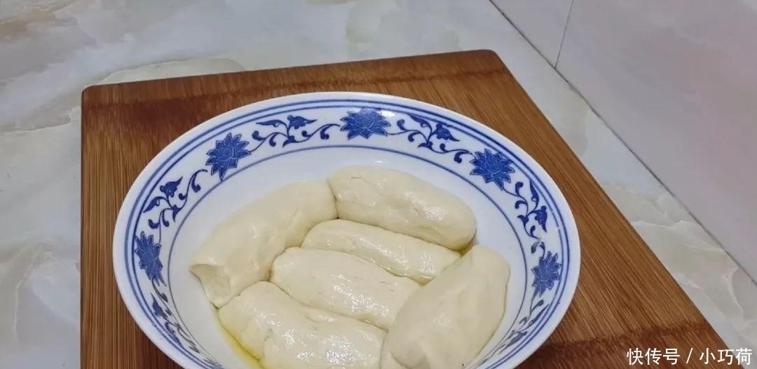 1斤韭菜, 2个鸡蛋, 不用一滴水, 比韭菜盒子都好吃, 放凉都不会硬