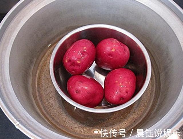 土豆的这种做法，儿子总说吃不厌，我家隔三差五就做一回，超下饭