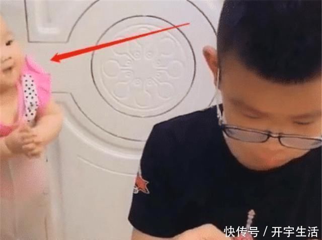 爸妈|“带娃鬼才”火了,哥哥玩游戏把妹妹挂门上,网友确认是亲哥