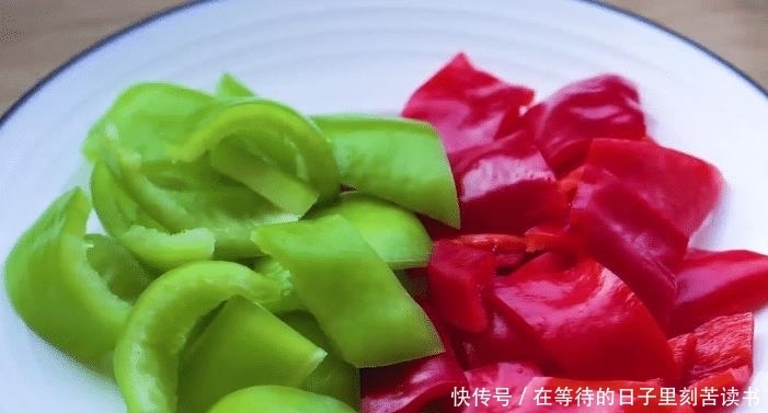 美味|分享一款美味的洋葱炒肉片,荤素搭配,肉嫩鲜香,孩子爱吃的菜肴