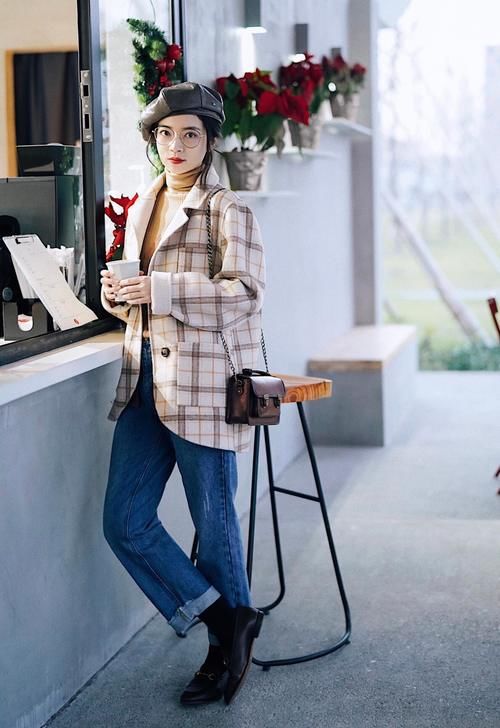 冬天想穿得时髦不费力，不如试试“打底衫＋外套”，每一套都好看