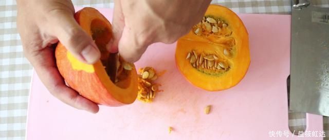 做南瓜饼时,用淀粉还是糯米粉,大厨都错了,用它才暄软又好吃