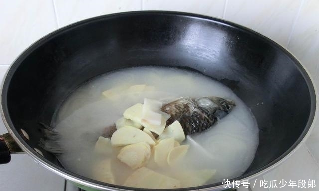 鱼腥味|煲汤的鲫鱼,选多大的最好?怎样去除腥味?掌握这1点,汤鲜不腥