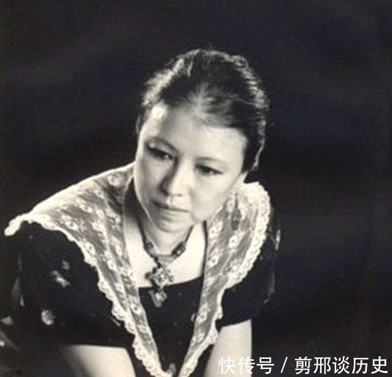 愁容|三毛旧照:少女时楚楚动人,中年依偎异国丈夫怀里,晚年满脸愁容