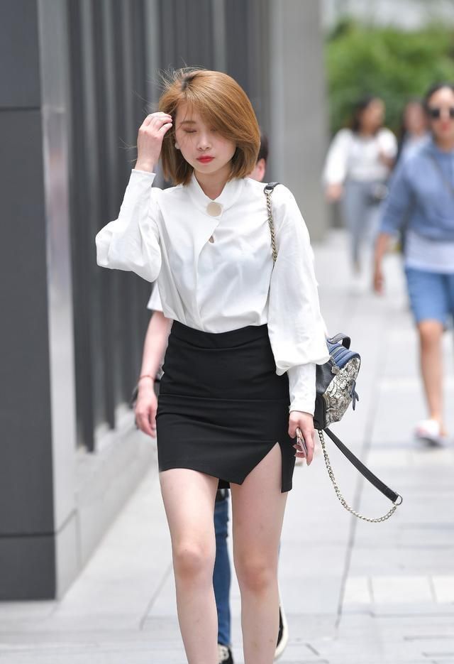 美丽佳人长腿搭配高跟鞋, 凸显修长的身材, 气质无与伦比