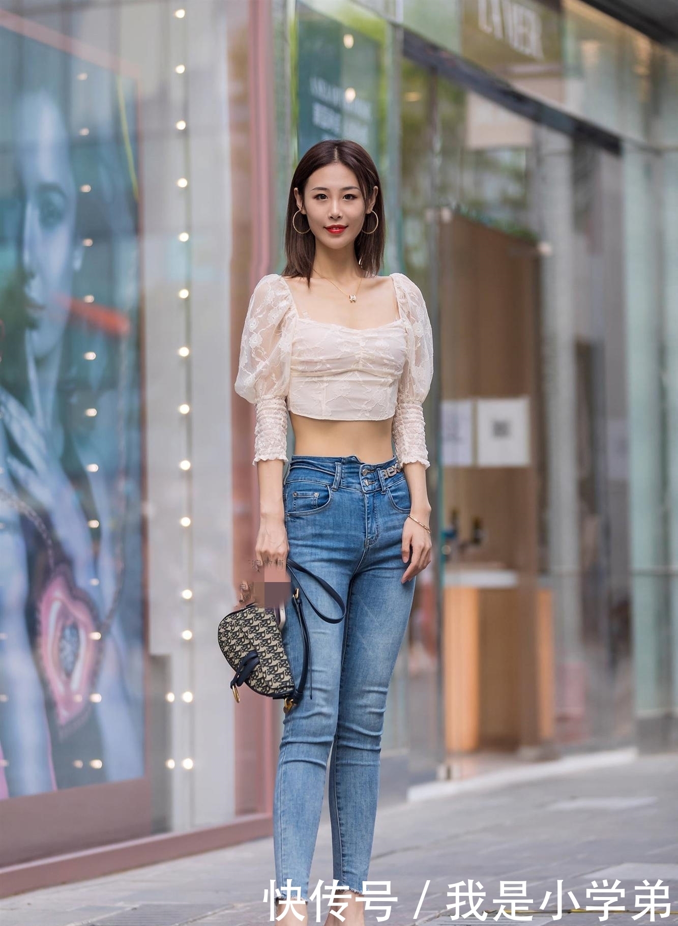 小姐姐|精致又时尚小姐姐,蕾丝方领上衣搭配紧身牛仔裤,轻松穿出高级感