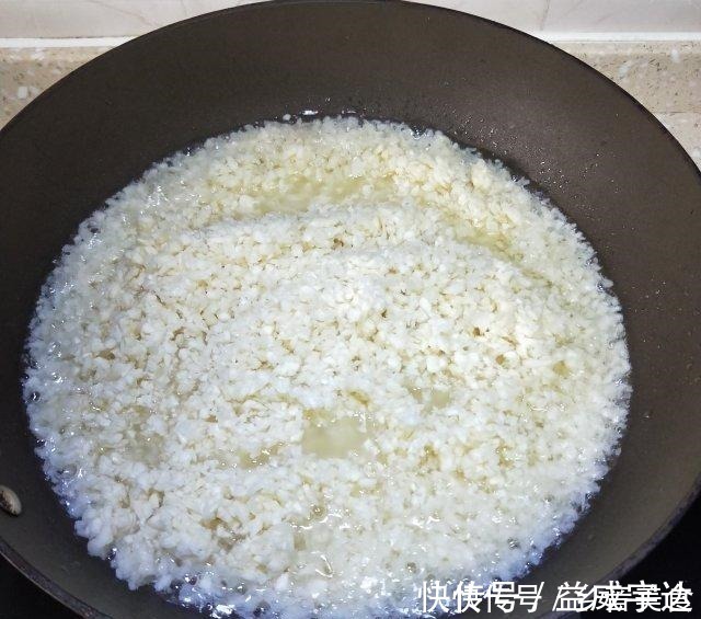 蒜米|酥炸金蒜蓉，家里常备着，入菜、拌面、煮汤全靠它！