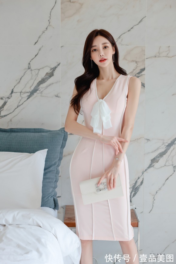 孙允珠|女神孙允珠时尚搭配:砂糖蜜雪月桂淡粉修身及膝裙