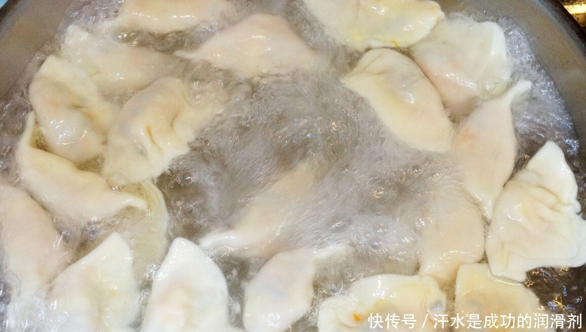 包好的饺子，不能直接放冰箱保存，学会这一招，饺子不粘连不开裂