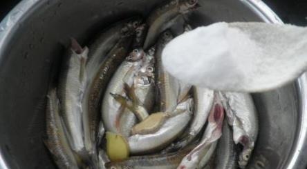 炸小鱼,直接用面粉就错了!大厨教你正确做法,外酥里嫩,不回潮