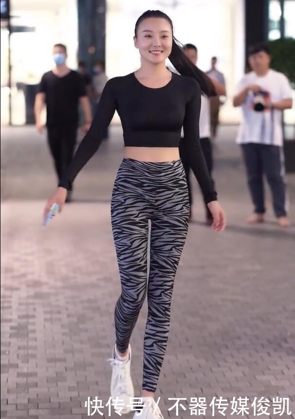 街拍|瑜伽裤造型的时尚姐姐,释放出运动女性的高级美