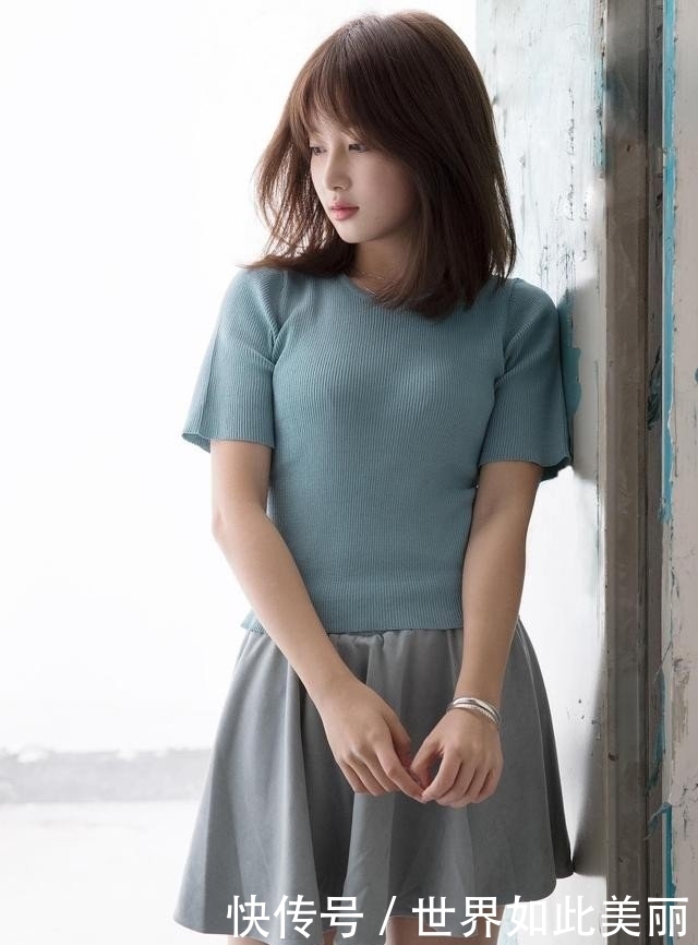 淡蓝色|时尚穿搭:穿淡蓝色裙子的美女,气质优雅迷人彰显时尚女性魅力。