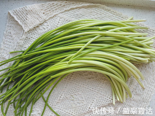 酸辣|多年的腌蒜苔配方，记住“6味3细节”，酸辣脆爽，2小时就能吃