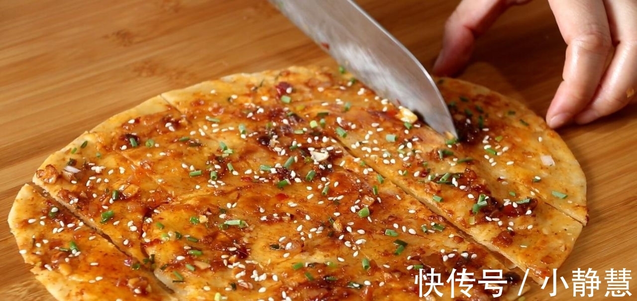 懒人酱香饼|饺子皮别光包饺子吃,教你懒人酱香饼的做法,连揉面都省了