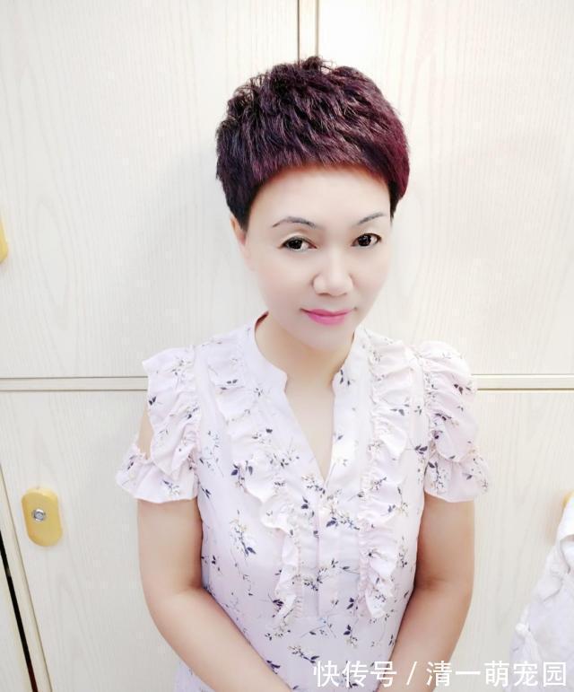 短发|五六十岁的女人,别总烫盖半耳短发,试试露耳小爆卷,减龄又洋气