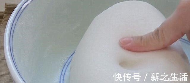 过年吃的零食江米条，不用买，在家自己做，香甜又酥脆，过年必备