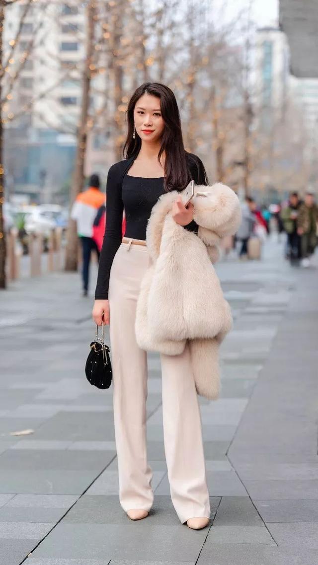 身上穿着 小姐姐身穿时髦上装,搭配米白色的休闲裤,看上去十分的优雅